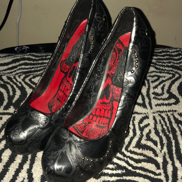 Beautiful highheels with black skulls and sweet designs. Red insiding - Picture 1 of 3